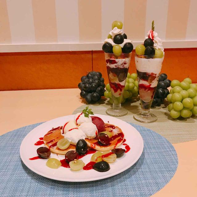 画像: パンケーキもぶどうがいっぱい