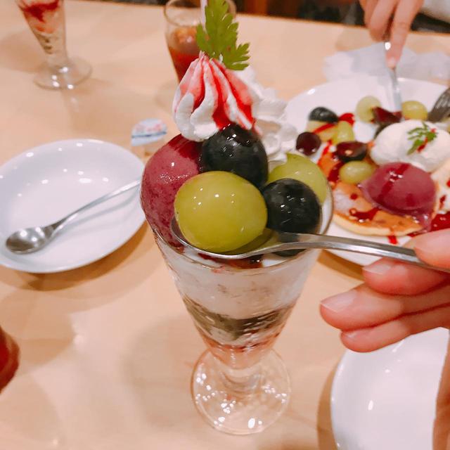 画像: 「まるごと!!信州産2色ぶどうパフェ」
