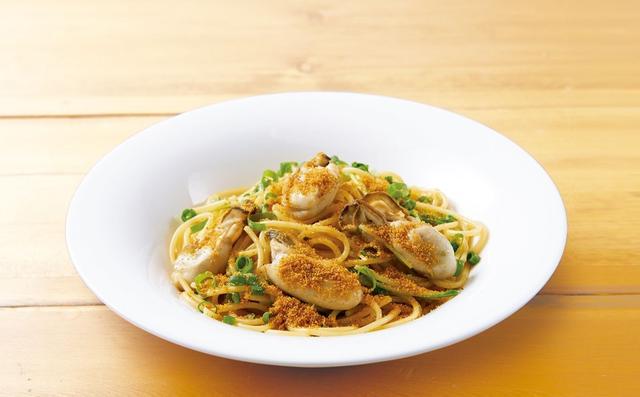画像: 牡蠣とからすみのスパゲッティ 1,049円(税込1,132円) にんにくと唐辛子の香り豊かなオイルベースのソースに、プリッと柔らかな兵庫県播磨灘産「牡蠣」と、イタリア・サルディーニャ島の「からすみ」を使ったごちそうパスタ。黄金色のからすみが、見た目にも秋らしい一品です。
