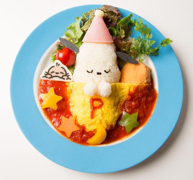 画像: ポチャッコのなかよくおやすみオムライス 1,290円+税 たまごのお布団をかけたポチャッコとモグラのモグモグが、マッシュポテトでつくった人参型の抱き枕と一緒にスヤスヤ眠るオムライス。 星型のパプリカや人参と一緒に、真っ赤なトマトソースに絡めていただく食べ応えのある1品です。