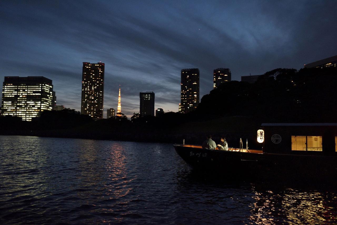 画像: 舟の上から冬の夜景を眺め、おでんと熱燗を楽しむ 「東京・冬夜の舟あそび」
