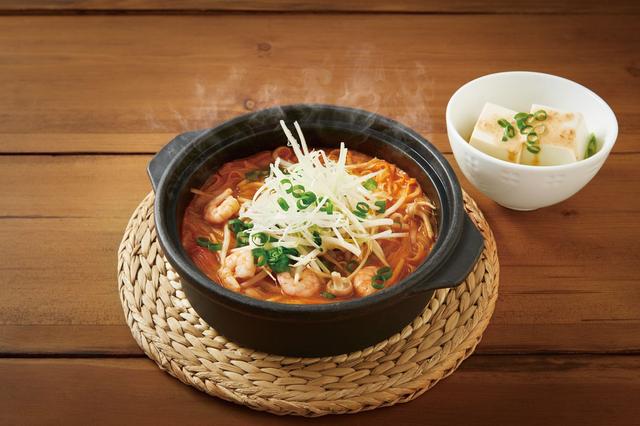 画像: トムヤムクンのフォー 単品:899円(税込970円) ごまドレ豆腐サラダつき:1,049円(税込1,132円) 唐辛子の辛みとレモンの酸味がきいたスープにココナッツミルクを加え、飽きのこないマイルドな味わいに仕上げました。つるりと口当たりの良いフォーがスープともよく絡みます。