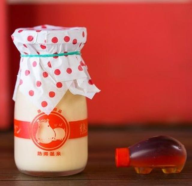 画像: 商品名 :「熱海プリン 特製カラメルソース付」 税込価格:350円 じっくりと蒸し上げ、とろーりなめらかな口当たりが特徴のプリン。カバさんの容器に入った特製のカラメルはまろやかなコクと苦味があり、プリンの味を引き立てます。あえて、シンプルな素材だけで作り、どこか昔懐かしい味わいに仕上げました。