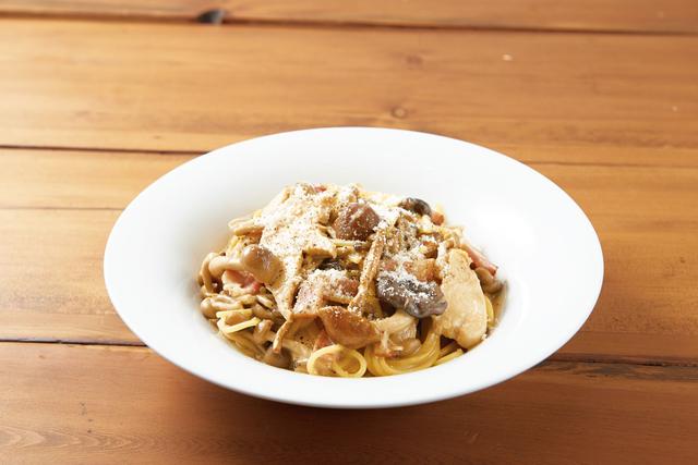 画像: たっぷりきのことチキンのクリームスパゲッティ 949円(税込1,024円) 香りや食感がそれぞれ異なる3種類のきのこ(ぶなしめじ、大粒なめこ、霜降りひらたけ)をたっぷりトッピングし、クリームベースのソースにもきのこの風味をきかせました。秋を味わうパスタです。