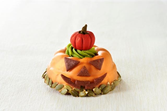 画像: ・ハロウィン フィオーレ 1,200円 シーズンごとにフルーツを変えて登場する焼菓子「フィオーレ」のハロウィン限定バージョン。アーモンドクリームベースのクグロフ型の生地の中にダイス状のかぼちゃが贅沢にたっぷりはいっています。中央に隠れたバニラクッキーのサクサクした食感がアクセント。トップには、抹茶のガナッシュにチョコレートでつくった かぼちゃを飾り付けた、ハロウィン気分を存分に味わえる一品です。