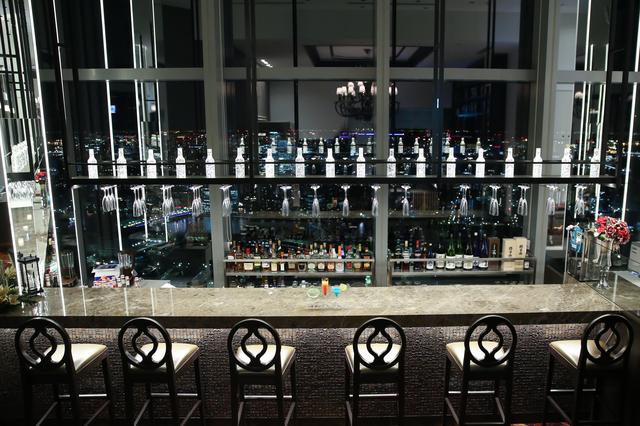 画像: ドアを開けると、まずはBAR 1stの、お出迎え