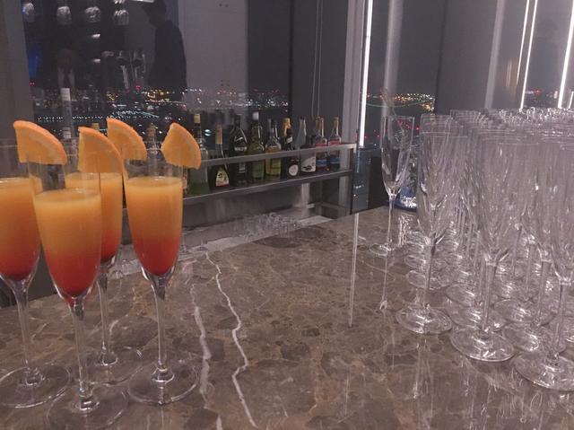 画像: 「SHIODOME SUNSET」 どこかドラマチックに映る大都会の夕暮れ。沈む太陽に染まる夕焼けは、これから始まるとっておきの夜の物語を予感させます。(マンゴーベース/ノンアルコール)