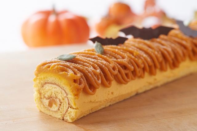 画像: ・パンプキンロールケーキ 2,000 円 パンプキンクリームを、パンプキンパウダーを練りこんだ生地で包んだロールケーキです。表面にはパンプキンクリームをトッピングし、こうもり型のチョコレートを飾りつけた、ハロウィンを盛り上げるスイーツです。 ※サイズ: 27cm