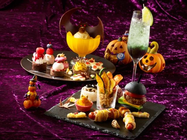 画像: ・チョコレートでできた怪しく光る赤い目のコウモリ ・血をイメージしたソースが滴るミニブラウニー ・愛らしい表情のミイラのロリポップ ・竹炭入りの漆黒バンズのハンバーガー ・ソーセージのパイ巻きでできたお茶目なミイラ ・下層のダークな色合いでハロウィーン世界をイメージしたオリジナルカクテル