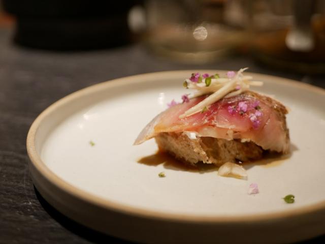 画像: 「〆鯖と豆腐サワークリームの小さなタルティーヌ」500円(税込)
