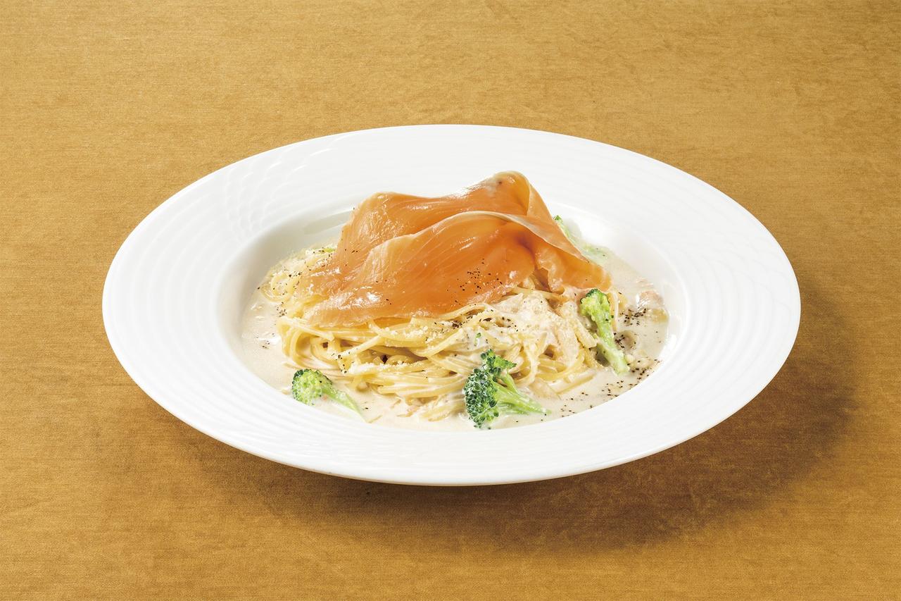 画像: <商品名>スモークキングサーモンのクリームスパゲティ <価 格>1,150円(税込1,242円) <商品説明>味噌、柚子果汁を隠し味に使用した鮭風味のクリームスパゲティに、スモークしたキングサーモンをぜいたくにトッピングした、旬の味わい満載のメニューです。