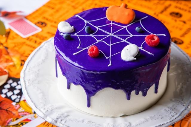 画像: かぼちゃとぶどうのスパイダーケーキ 毒々しい蜘蛛が這う一見コワ可愛いケーキ。実はぶどうのシロップをたっぷり染み込ませたスポンジを、こっくりとした甘さのかぼちゃクリームとマロンクリームでサンドした、秋の味覚がギュッと凝縮されたデザートです。