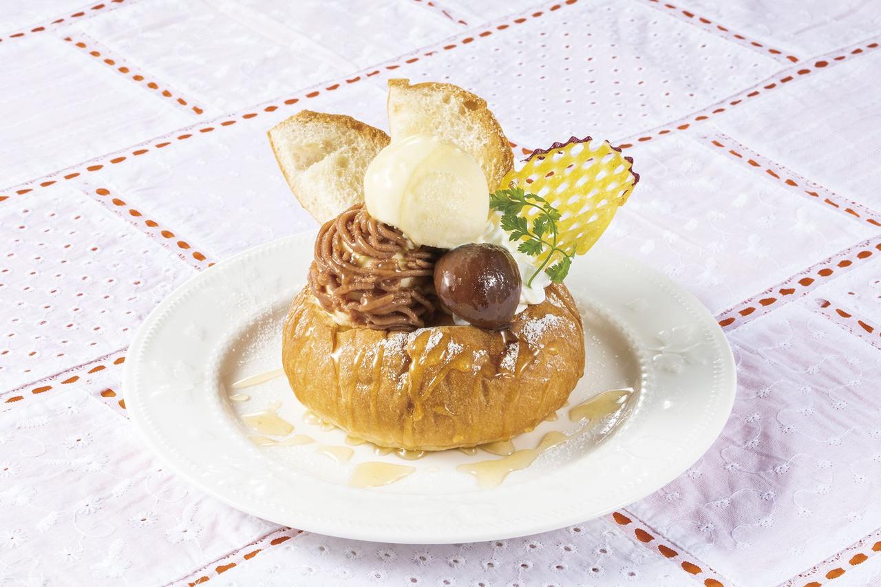 画像: <商品名>渋皮栗の甘露煮とバニラアイスのハニートースト <価 格>530円(税込573円) <商品説明>焼いたブールパンに蜂蜜をかけ、渋皮栗、金時芋チップ、バニラアイス、マロンクリームを盛り、更に蜂蜜をかけて仕上げた、スイーツ女子にもおすすめの甘いハニートーストです。