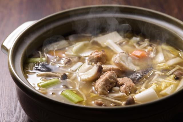 画像: 【NEW】冬の味覚を代表する「あんこう鍋」 青森県では、冬にあんこうの水揚げが盛んです。骨以外は捨てるところがないと言われるあんこうを使用した鍋では、白身や肝などを醤油ベースの出汁と一緒に味わえます。