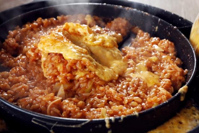 画像: 〆のコチュジャンリゾットにもチーズを絡めて!熱々を食べよう! この秋、隠れ家のような2階テラスで、仲間と一緒に「チーズダッカルビ」を楽しもう!