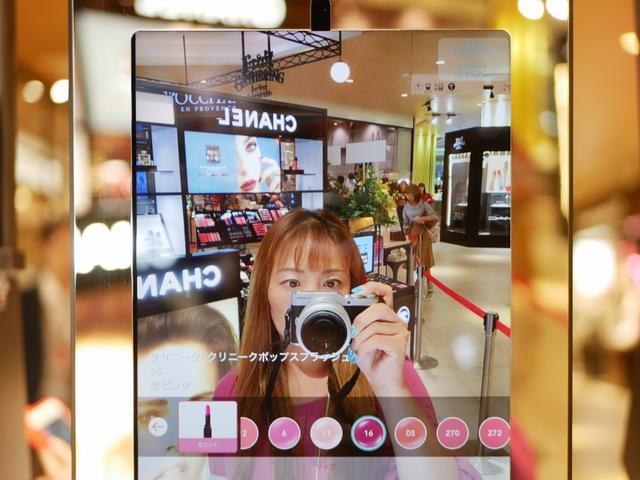 画像: バーチャルメイクアプリ「YouCam」とコラボレーションしたリップスタンド