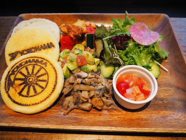 画像: 海と山とBBQのオープンサンド 1,180円(税込)