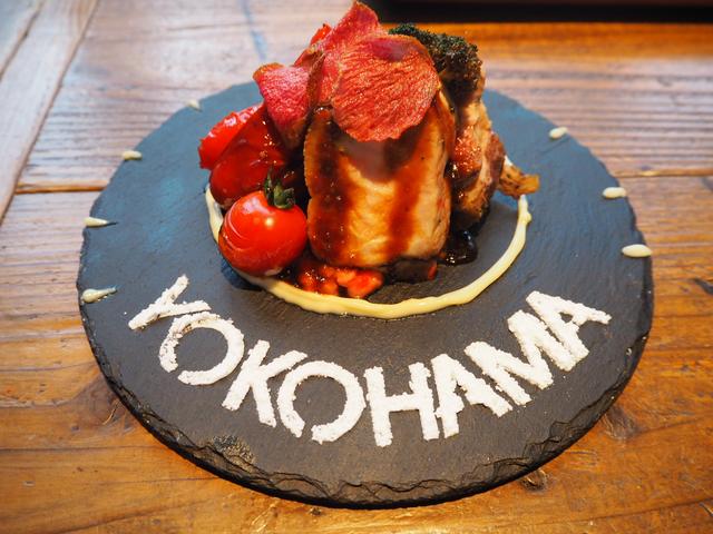 画像: 黒豚の炭火焼と赤ビーツマッシュポテト 1,580円(税込)