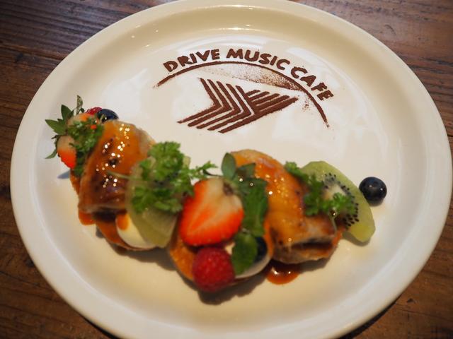 画像: たっぷりフルーツとキャラメルバナナのパンケーキ 750円(税込)