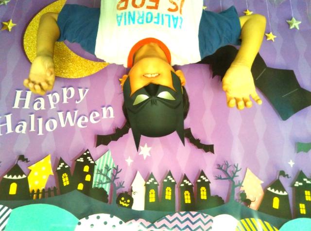 画像1: 壁を使ってハロウィンフォト撮影