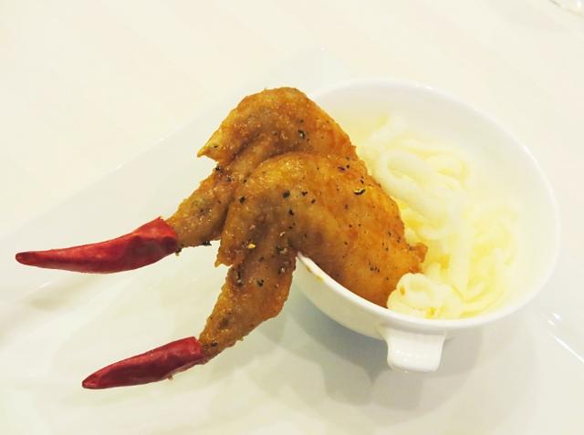 画像2: イカ墨パスタの蚕風と手羽先のディアブル〜悪魔の指仕立て〜