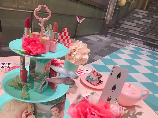 画像: 吹き抜け階段では、360°ホリデー商品の世界観を体験