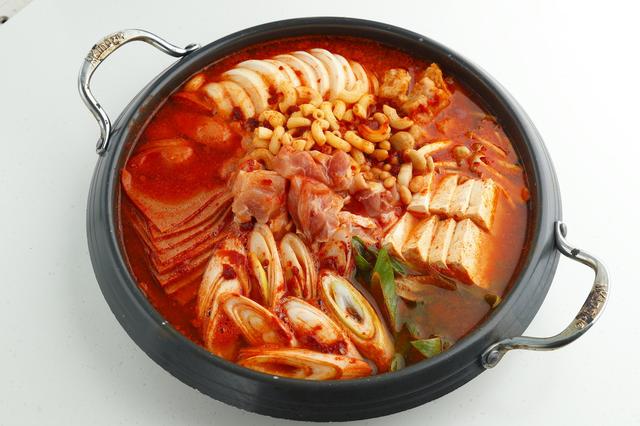 画像: ・鶏プデチゲ 銘柄鶏「大山鶏」を使用したこだわりのプデチゲ。 煮込めば煮込むほど旨味が出て、コラーゲンもたっぷりに! 女性にオススメの一品です。