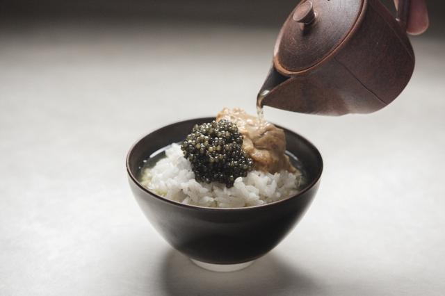 画像3: 至高のひと啜り。キャビア一缶を贅沢に使用した玉露キャビア茶漬け
