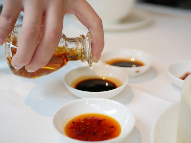 画像: 3年物と5年物のソイソースにに胡麻油を数滴落として