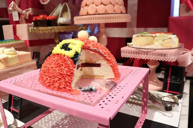 画像: サンタのお腹をカットしたケーキの断面をのぞくと、クリームがたっぷり。いつものように「明日から」という呪文を唱えながら、今日はスイーツを思う存分楽しんじゃおう☆
