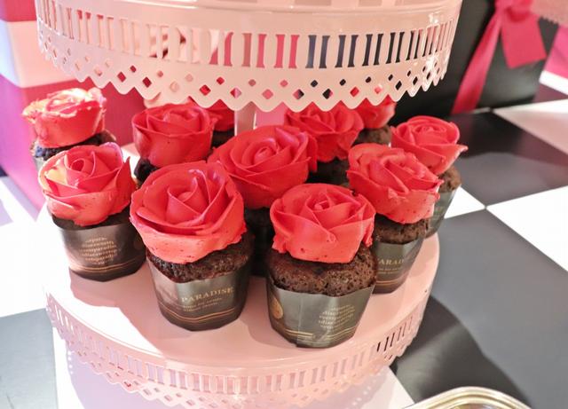 画像: 「ひとめぼれ」が花言葉1輪のローズカップケーキ