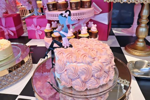 画像: ロマンティックな花嫁のように ピンクドレスのストロベリーシフォンケーキ 生クリームとストロベリークリームをたっぷり盛り付けて、女の子のふわふわドレスをイメージしたケーキです。