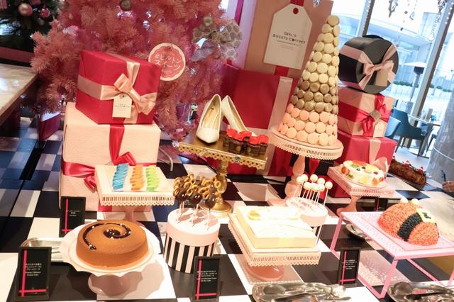 画像: ピンクのクリスマスツリーの下にはプレゼントや宝石がいっぱい!!
