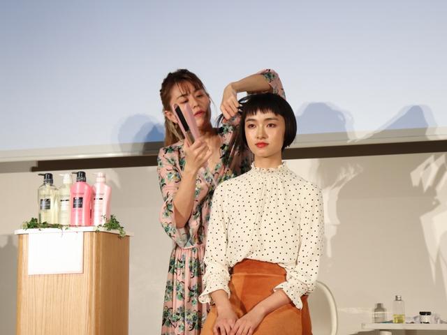 画像: ショートヘアは、コテを使って外はねにして表情をつけると良いそうです。