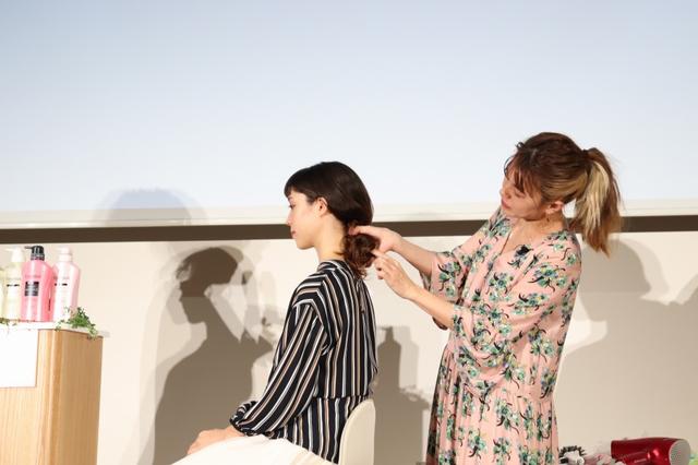 画像: ロングヘアは根からしっかり乾かしてからまとめて、少しずつぬいてゆるふわにするのが今っぽいスタイルが出来ます。