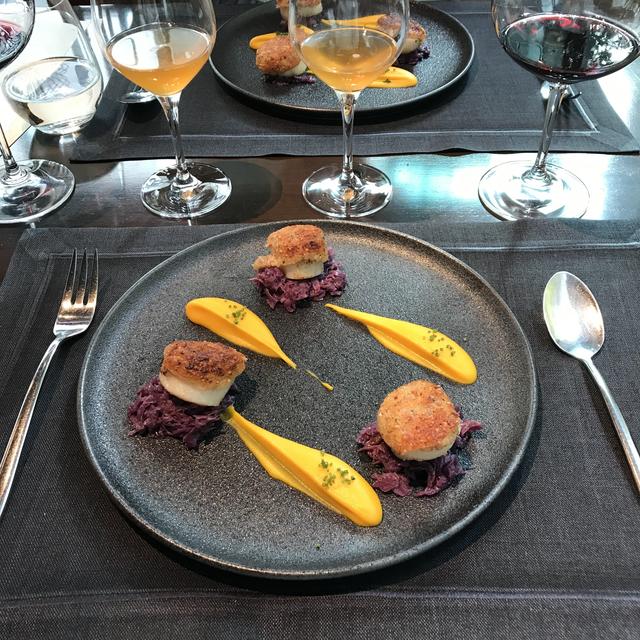 画像: Main Course/ホタテのパルミジャーノ・レッジャーノ グラタン、パンプキンマスタードムースと赤キャベツを添えて/Wine「IL VEI Gutturnio Superiore2105」