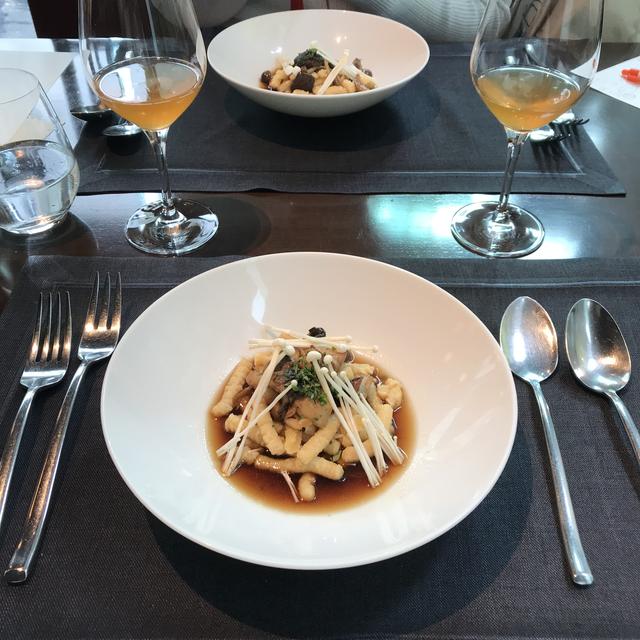 画像: First dish「パッサテッリ、マッシュルームスープに浮かべて/ワインは微発泡の白「Camillo Donati MaLvasia Frizzante Secco Mag.2016」