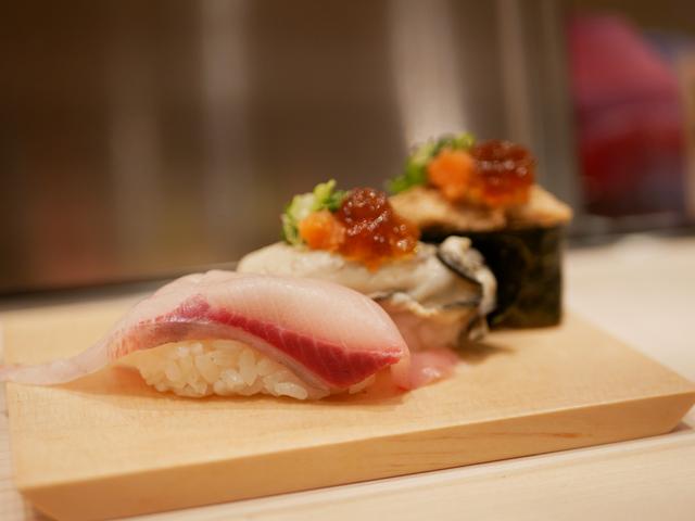 画像: 三寒王(ブリ・蒸し牡蠣・鮟肝軍艦)450円