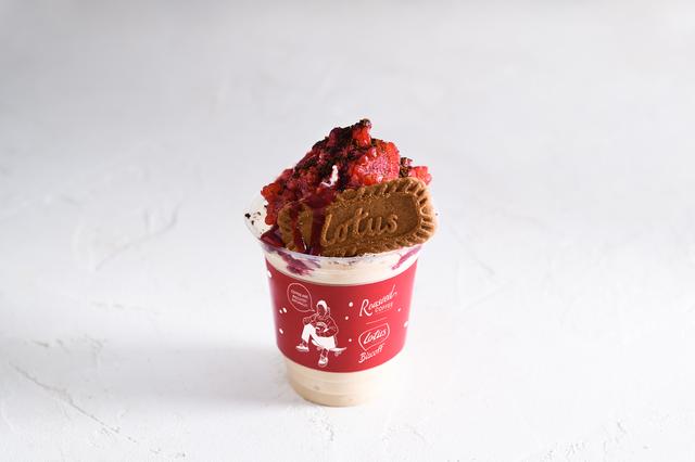 画像: コーヒー シェイク with ロータス ビスコフ 680円 自家焙煎のエスプレッソを使った人気のコーヒーシェイク。 トッピングだけでなく、シェイクの中にロータス ビスケットスプレッドのシロップを忍ばせ、かき混ぜるごとに、コーヒーとロータス ビスコフの風味のマリアージュを楽しめます。 エスプーマやラズベリーソースをロータス ビスコフに絡めてお召し上がりください。