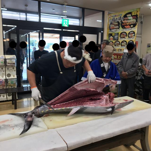 画像1: 週末の人気イベントは「生本マグロ解体ショー」が間近で見ることができます!