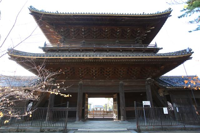 画像: この山門の奥に総門、さらには小さく、岡崎城まで見えるように作られているんだとか。