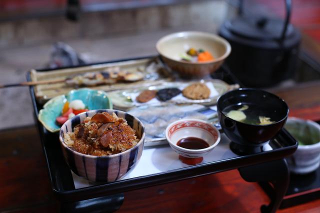 画像: お茶碗に入ったのが、通称「ゴモ」。おこげまで美味しくて、何度でもおかわりしたい味!