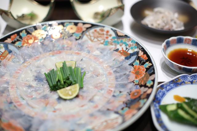 画像: てっさの新鮮さはもちろん、豪華なお皿もお見事!