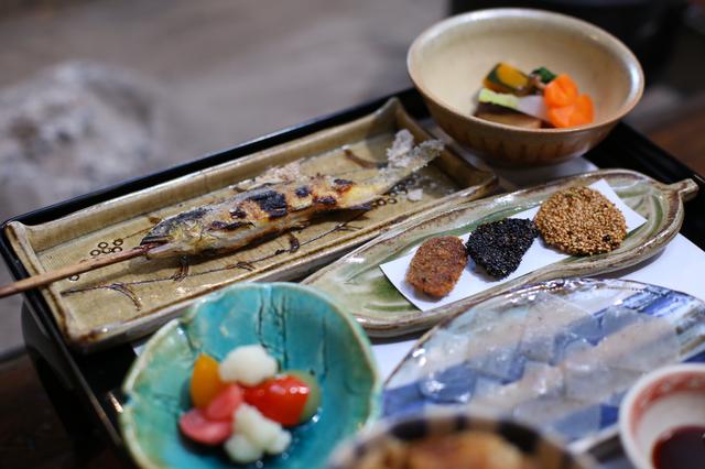 画像: たくさんのお惣菜を少しずついただけるお昼のセット。