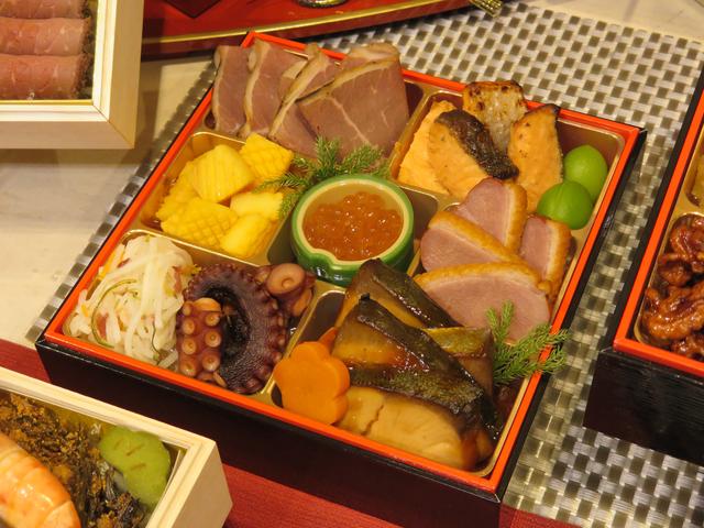 画像2: 芝花三段重(3〜4人前)19800円(税込21384円)