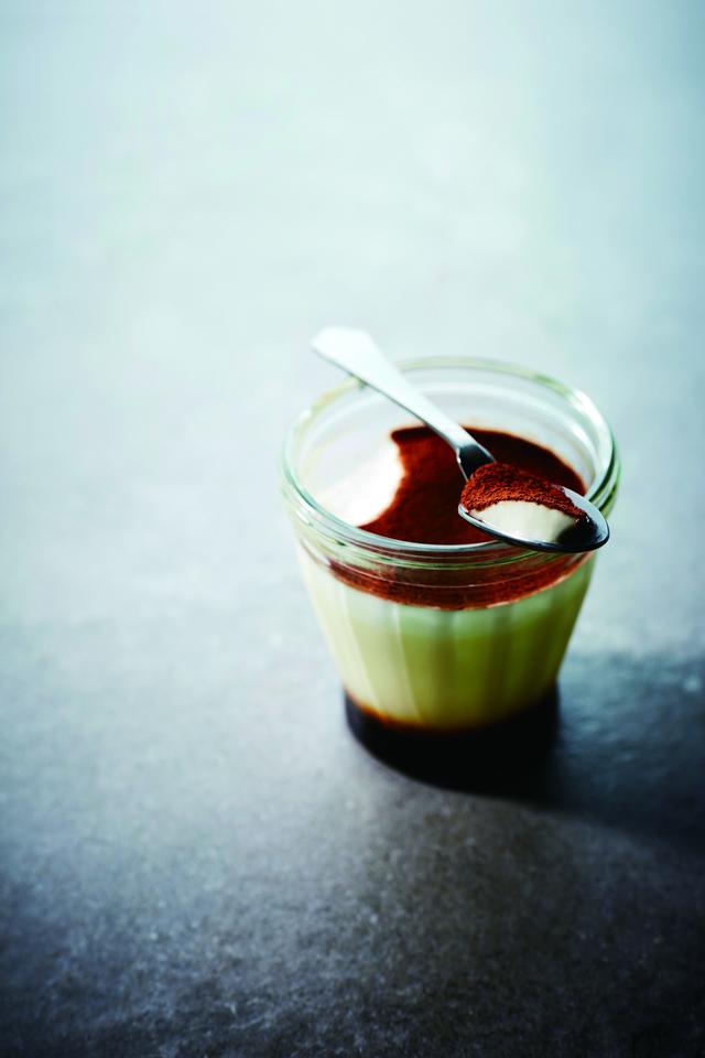 画像: 近鉄限定 コーヒーソースと、マスカルポーネを使用したプリン生地のうえに、生クリームゼリーとココアパウダーをトッピングしました。 <モロゾフ>ティラミスプリン1個 378円