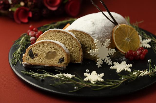 画像: ■「シュトレン」 : 500円 ドイツではクリスマスの定番ケーキであるシュトレン。 発酵生地には黒糖でコクを出し、ドライフルーツとナッツをたっぷり散りばめ、アーモンド香るローマジパンを中央に包み込みました。