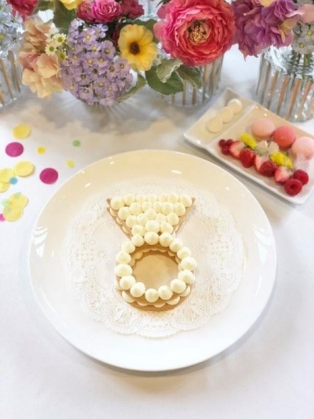 画像: <トッピング前の指輪ケーキ>