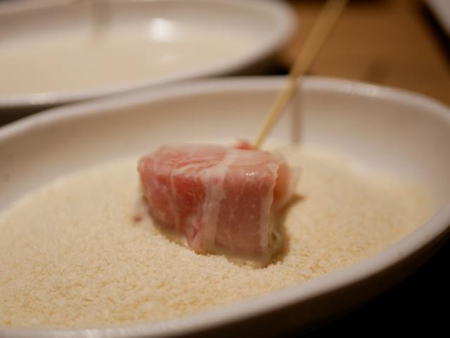 画像: 串カツは「ねり粉」→「パン粉」の順番で揚げていきます