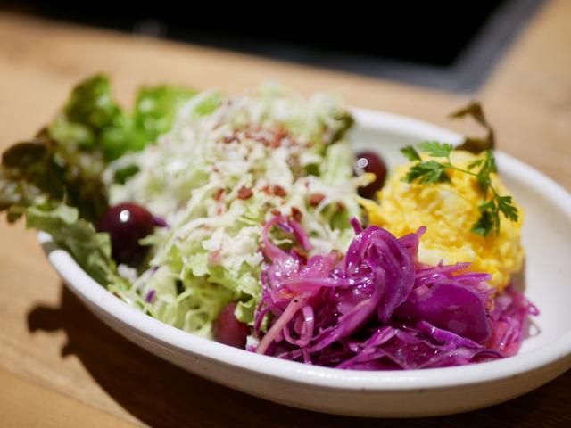 画像: 多くの種類をお皿に盛って…サラダバーからチョイス